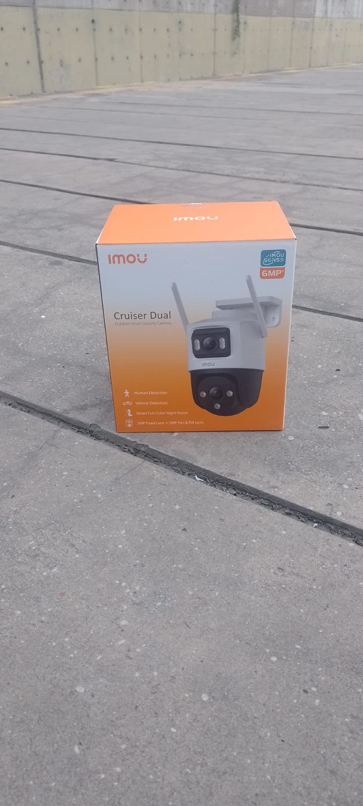 Caja del Domo IMOU Cruiser Dual 6MP que muestra el producto en concreto