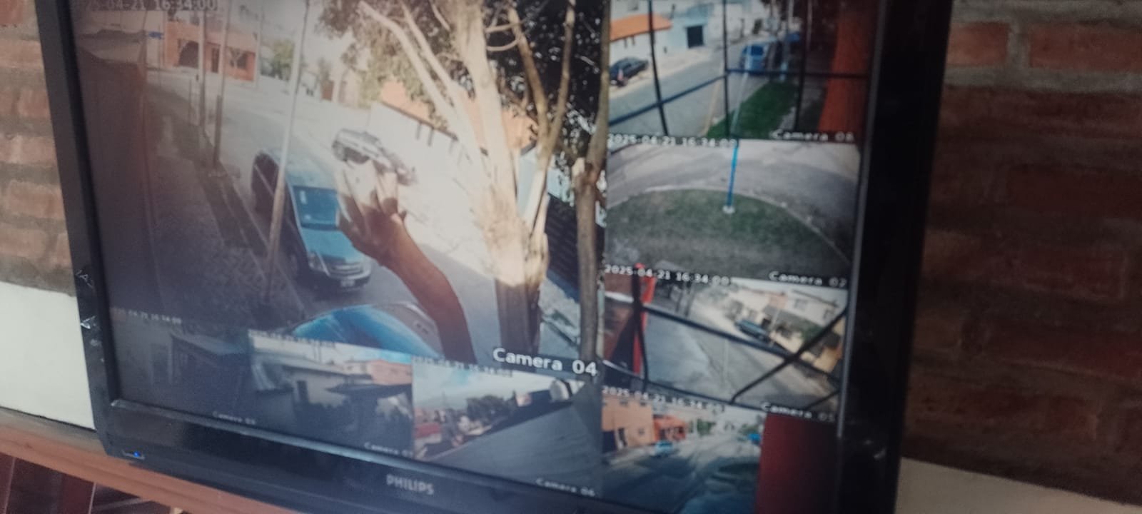 Monitor Philips colgado en pared mostrando el mosaico activo de grabaciones y transmisiones de varias cámaras