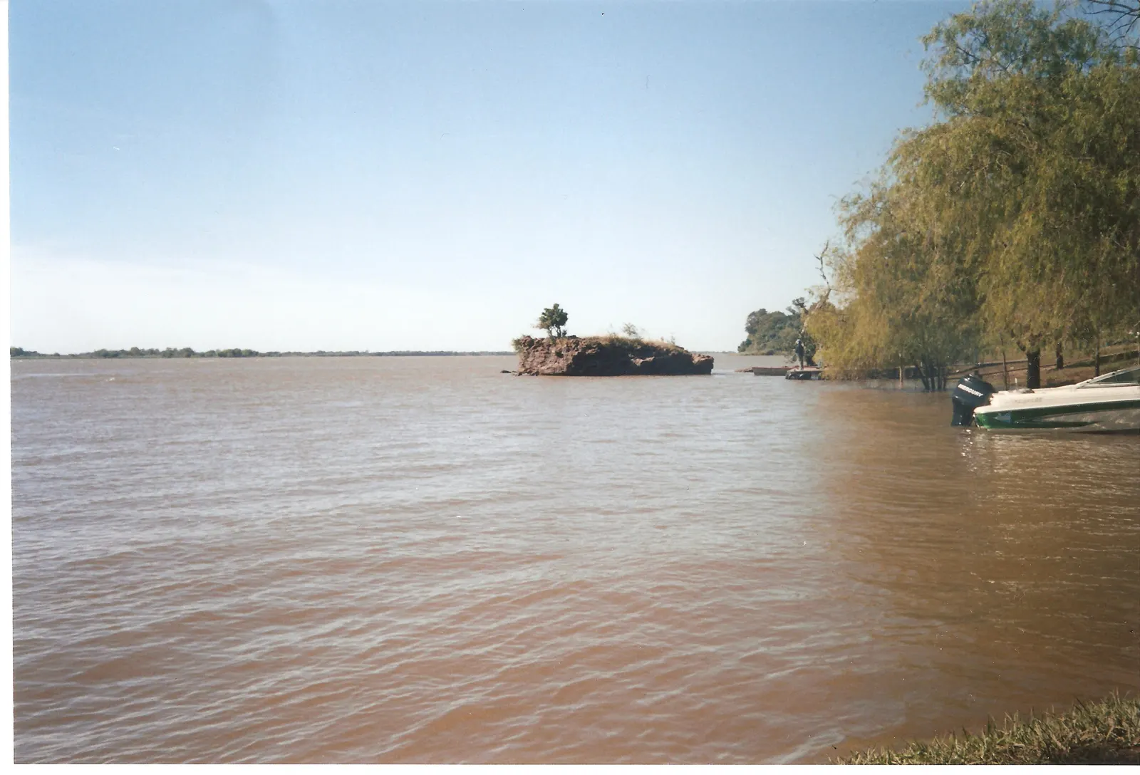 Playa de arena a orillas de un río del Litoral