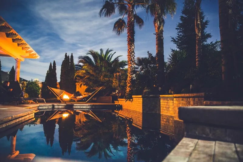 Pileta y jardín al atardecer