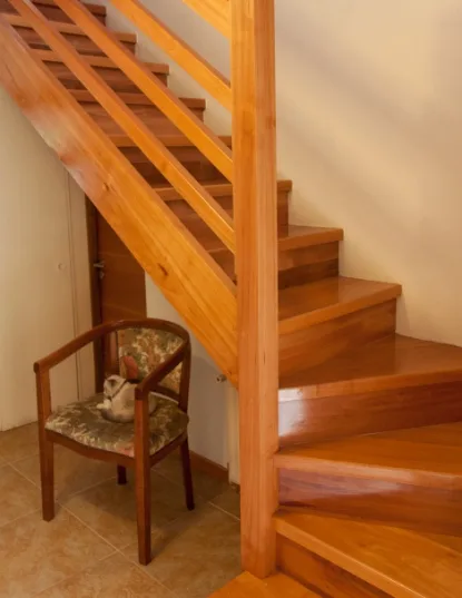Escalera de madera interior