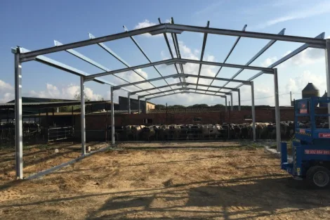 Estructura metálica de galpón en construcción