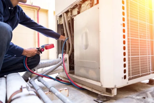Técnico realizando service de aire acondicionado