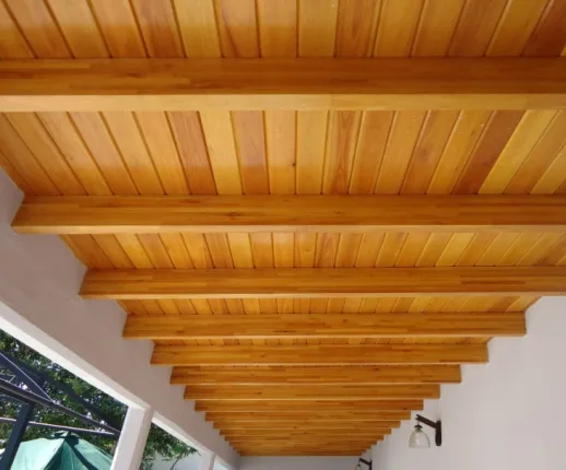 Techo de madera con machimbre y vigas