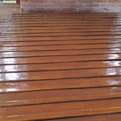 Trabajo de Full Service Pinamar: barnizado de deck