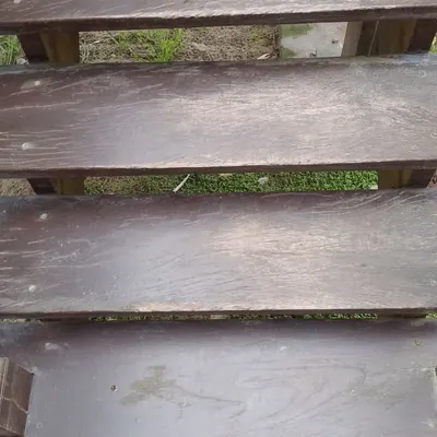 Trabajo de Full Service Pinamar: barnizado de escalera