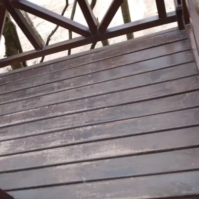 Trabajo de Full Service Pinamar: barnizado de deck