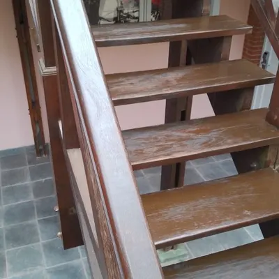 Trabajo de Full Service Pinamar: barnizado de escalera