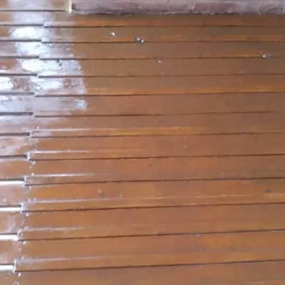 Trabajo de Full Service Pinamar: barnizado de deck