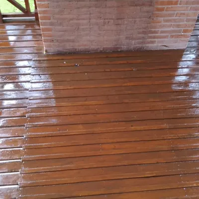 Trabajo de Full Service Pinamar: barnizado de deck