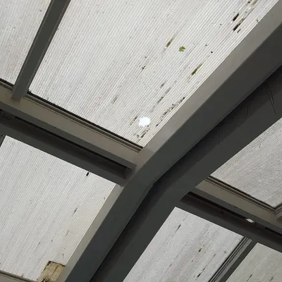 Trabajo de Full Service Pinamar: techo de policarbonato con estructura de aluminio