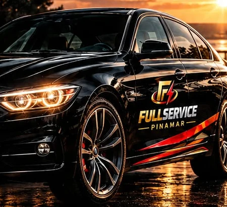 Auto de servicio de Full Service Pinamar con su logo