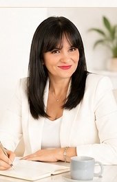 Gaby López trabajando en su escritorio