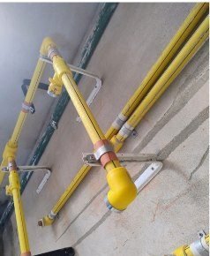 Cañería de gas amarilla fijada a la pared