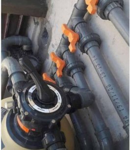 Válvulas naranjas y filtro de una instalación de agua