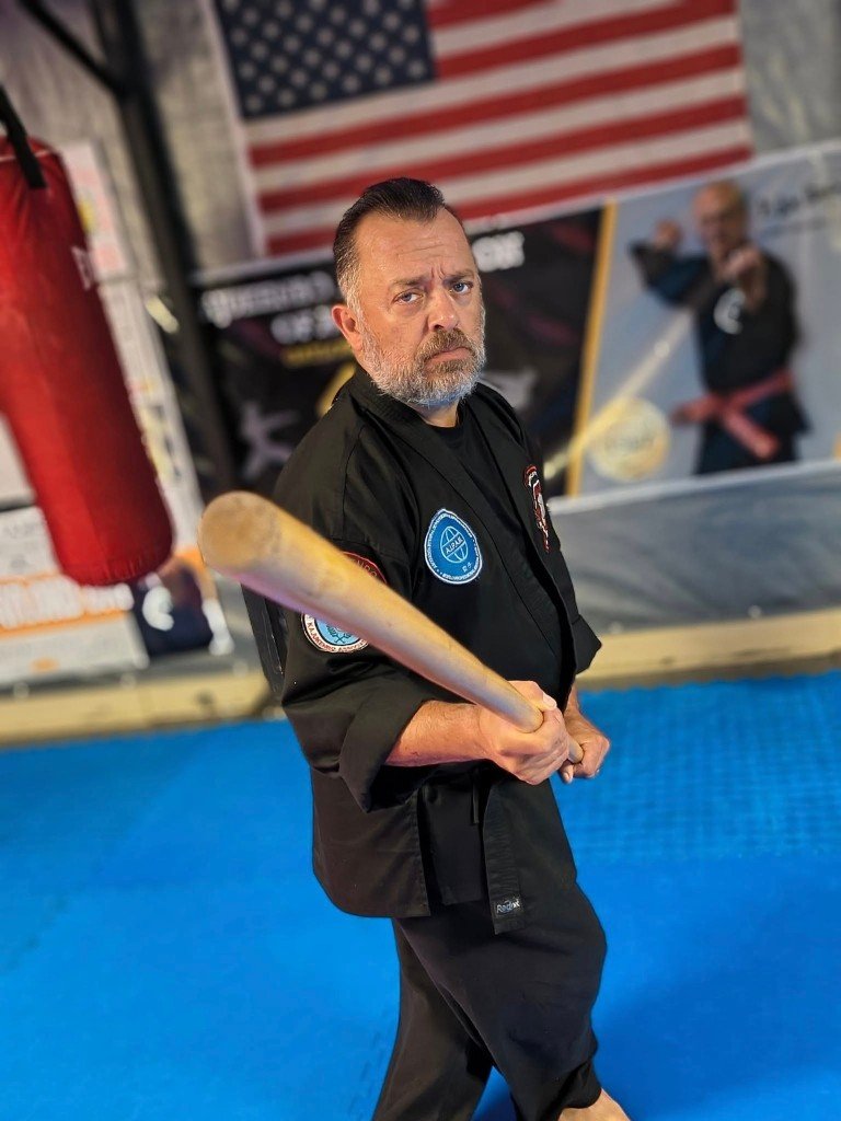 Grand Master Gualberto Moncayo en el dojo con bastón de entrenamiento
