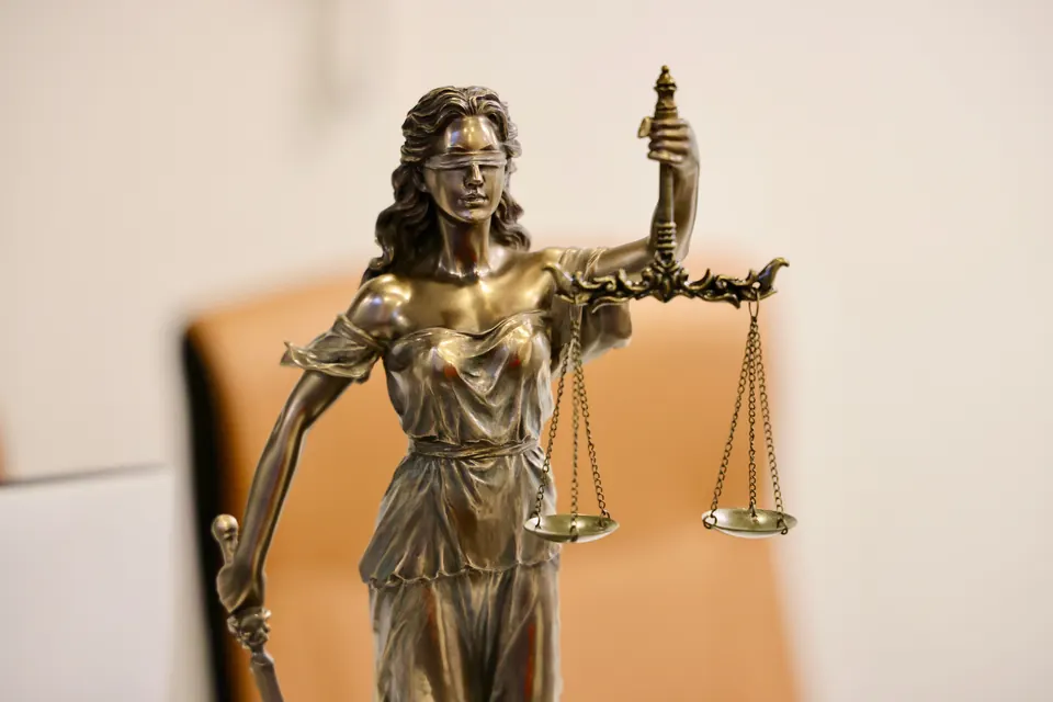 Estatua de la Justicia sosteniendo una balanza, imagen ilustrativa