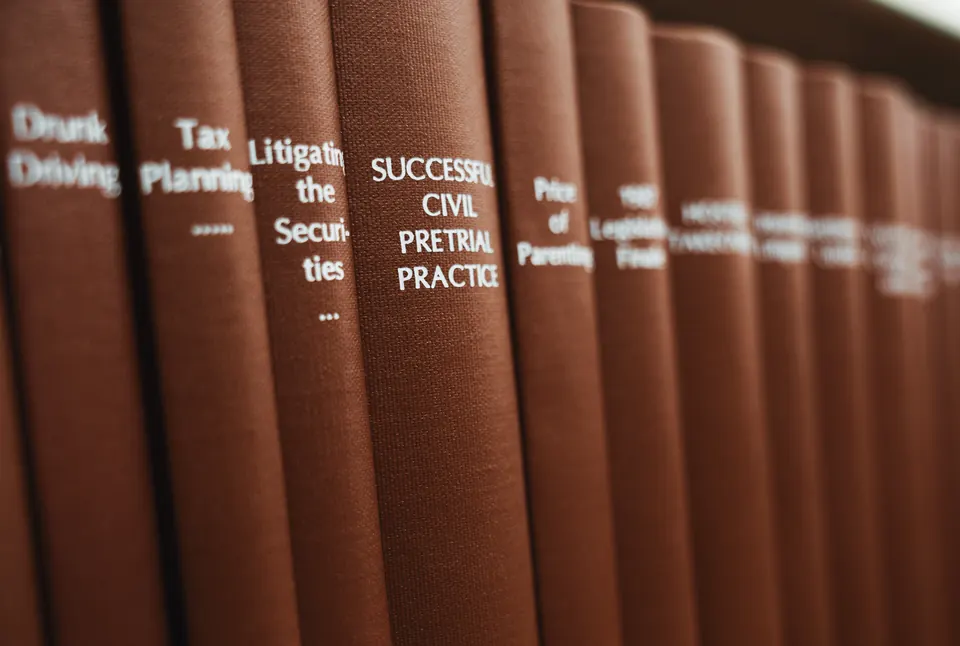 Lomos de libros de derecho en una biblioteca, imagen ilustrativa