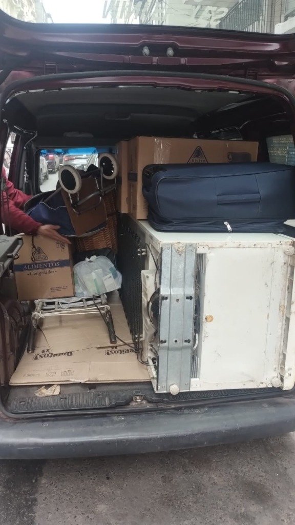 Baúl de Renault Kangoo cargado con heladera, cajas y muebles
