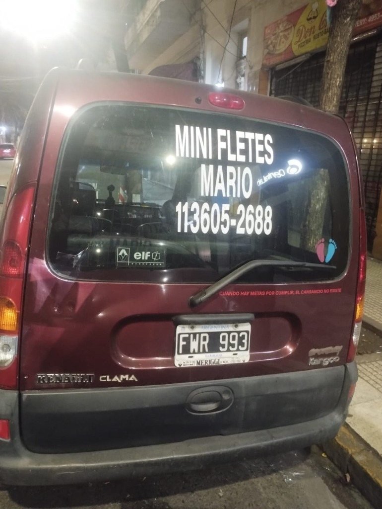 Parte trasera de Renault Kangoo con calcomanías oficiales FWR 993
