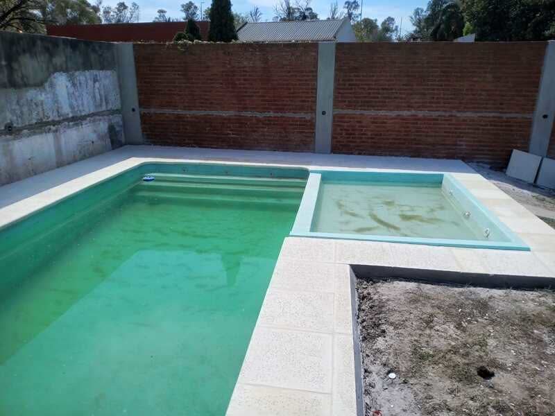 Pileta terminada con solárium y borde atérmico