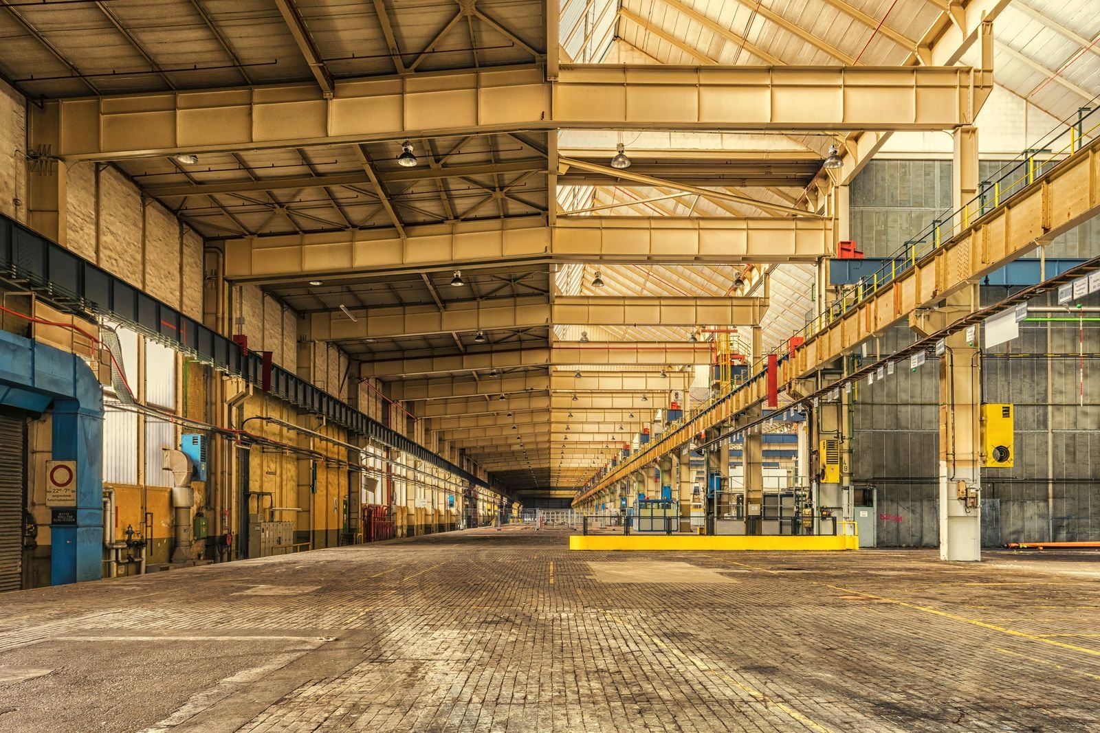 Nave industrial amplia para proyectos de mantenimiento