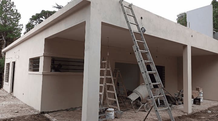 Obra de Óptima: casa en construcción con escaleras y hormigonera