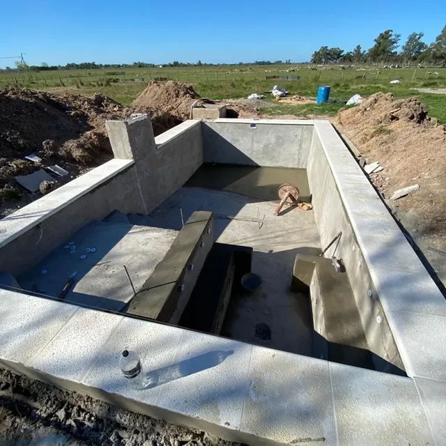 Piscina con jacuzzi en construccion