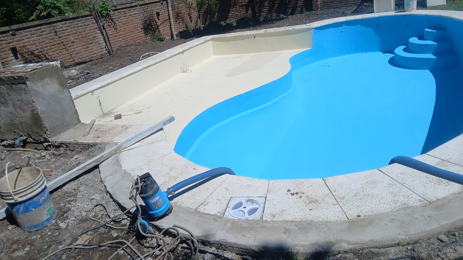 Piscina con solarium