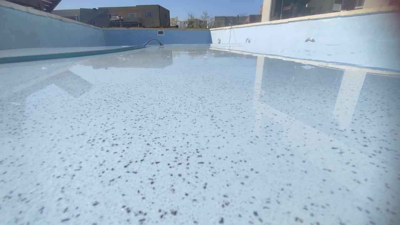 Piscina con revestimiento moteado en country