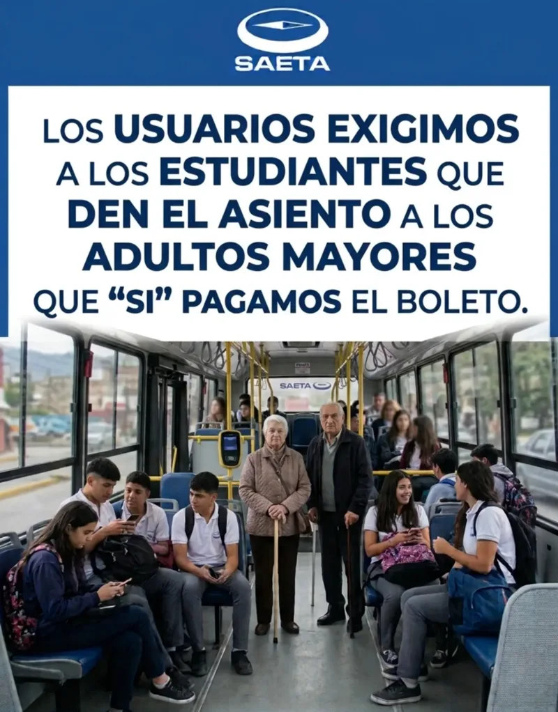 Placa con el logo de SAETA: “Los usuarios exigimos a los estudiantes que den el asiento a los adultos mayores que sí pagamos el boleto”, sobre una foto de pasajeros en un colectivo