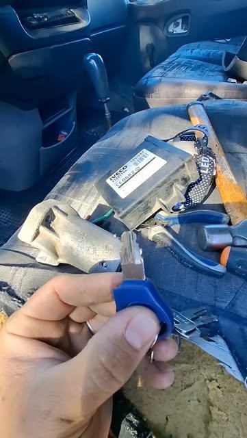 Llave de auto en mano durante un servicio