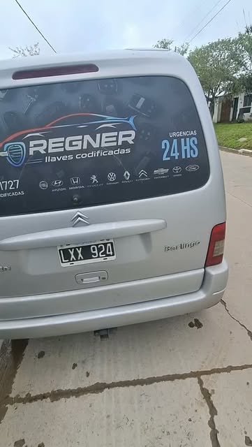 Parte trasera de la camioneta REGNER con el rótulo 24 hs