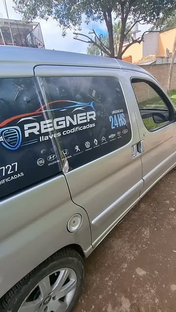 Camioneta rotulada REGNER Llaves Codificadas
