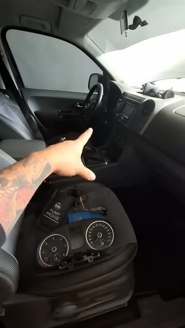 Trabajo de llaves en el tablero del auto