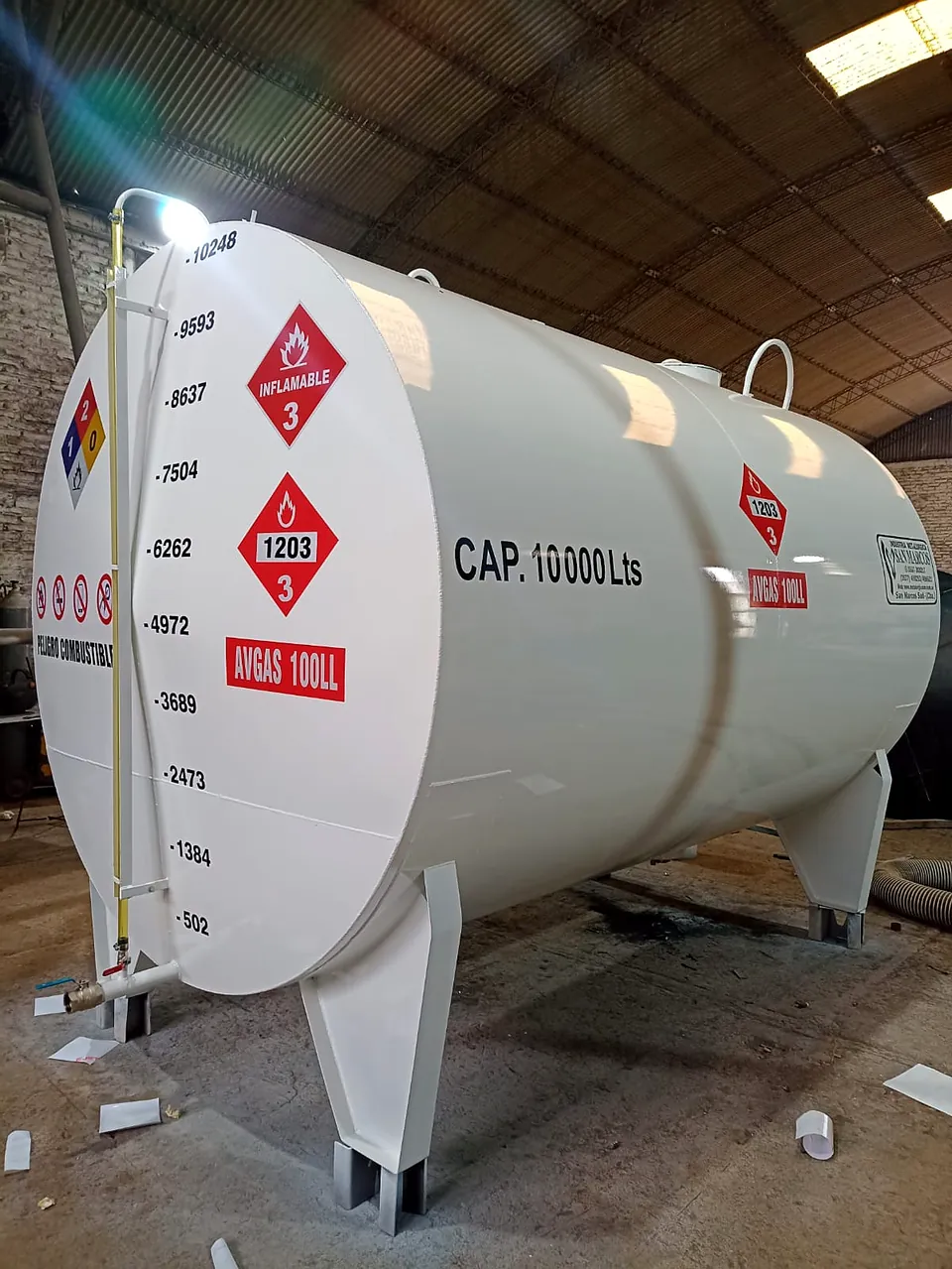 Tanque horizontal de 10.000 litros en taller