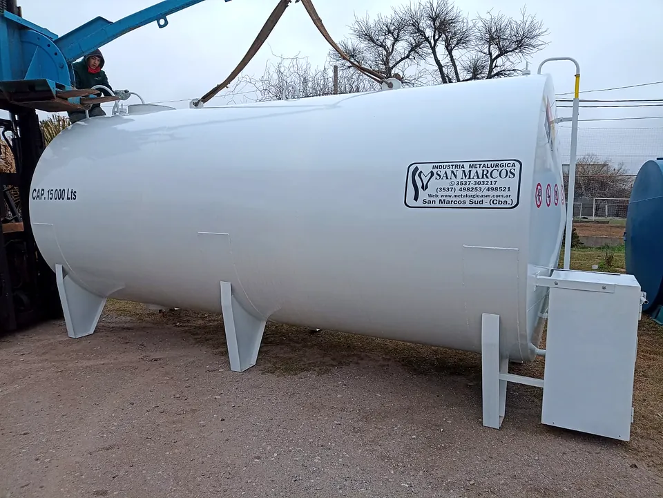 Tanque horizontal de 15.000 litros con gabinete de surtidor incorporado