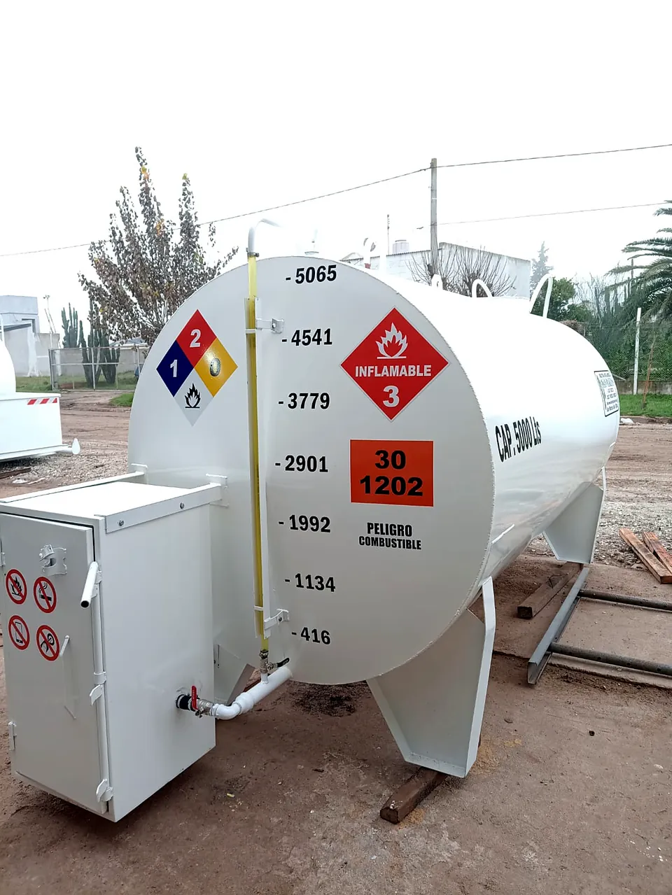 Tanque de 5.000 litros con gabinete de surtidor