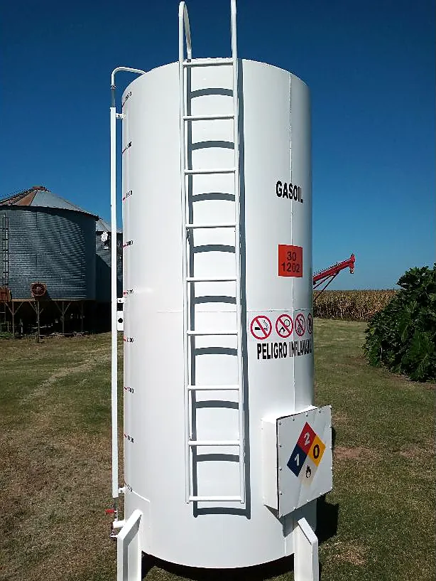 Tanque vertical de gasoil en un establecimiento agropecuario