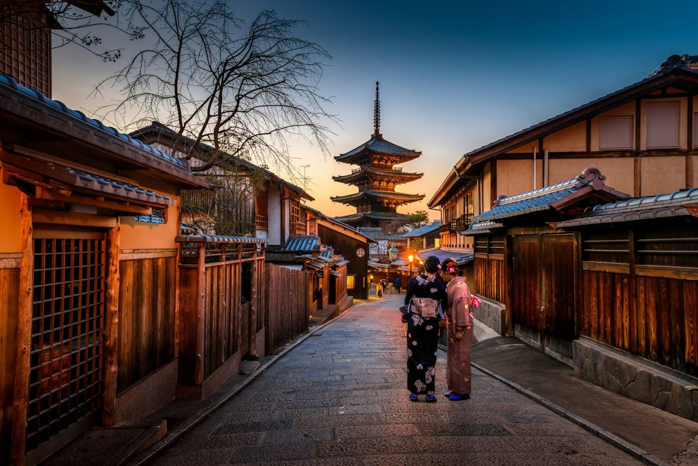 Calle de Kioto al atardecer, con una pagoda