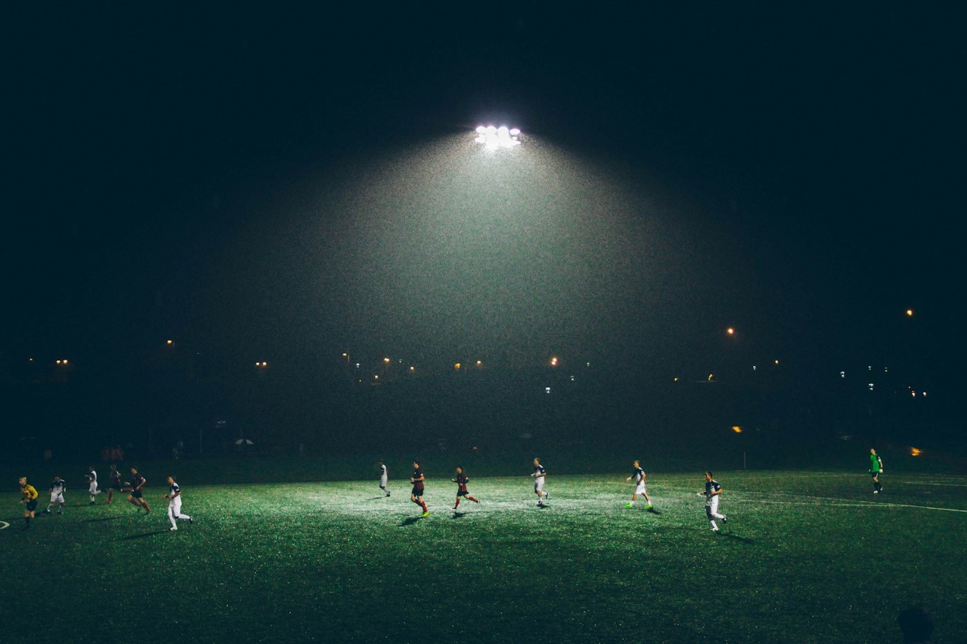 Partido de fútbol de noche, bajo las luces del estadio