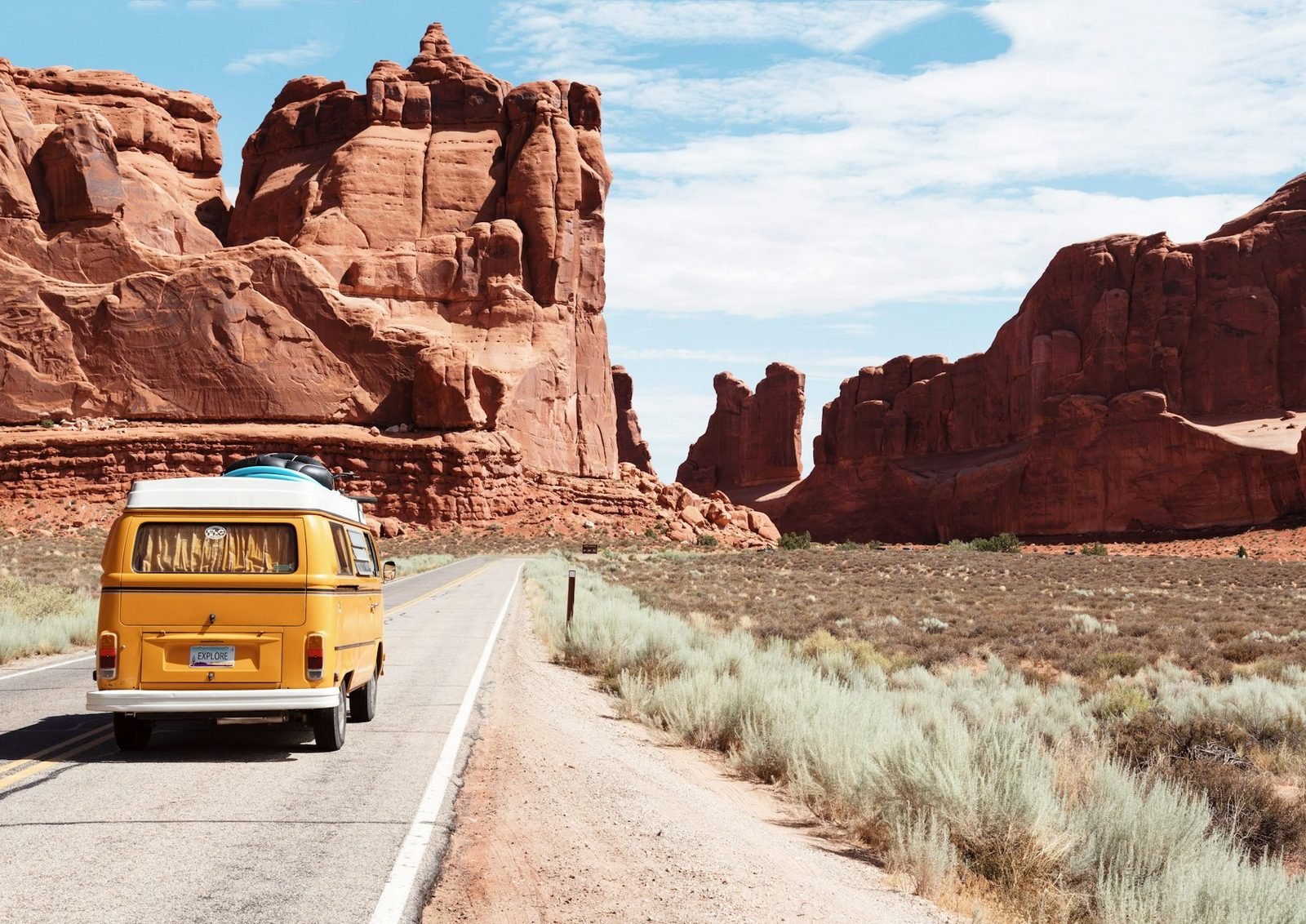 Combi de viaje en una ruta entre formaciones de roca