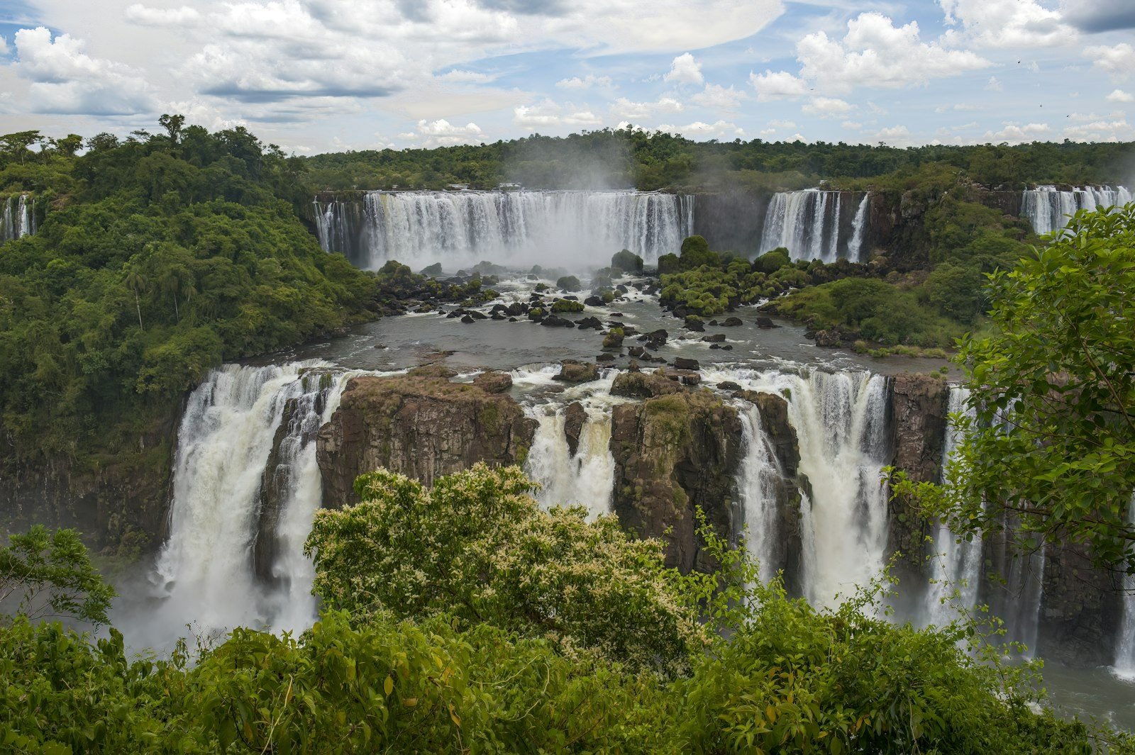 Cataratas del Iguazú, entre la selva